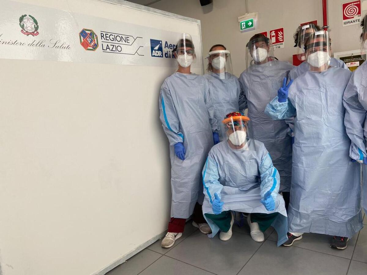 Anzio, il personale sanitario dalla postazione drive-in: "Rispettiamo le regole anticovid" - 