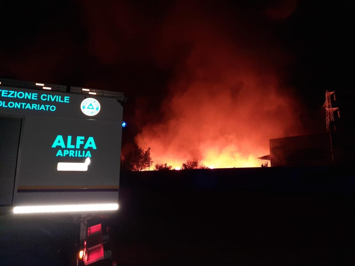 Incendio alla Loas di Aprilia, evacuate tre famiglie - 