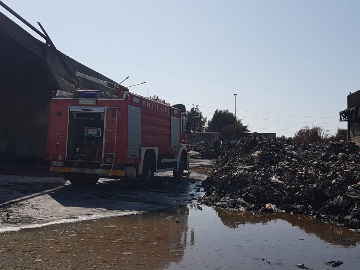 Incendio Loas ad Aprilia, l'Arpa: "Prelevati campioni dal fosso Leschione, da venerdì rilievi sul suolo" - 