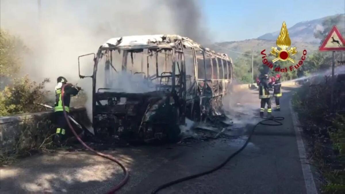 Incendio ad un bus Cotral a Priverno FOTO - 