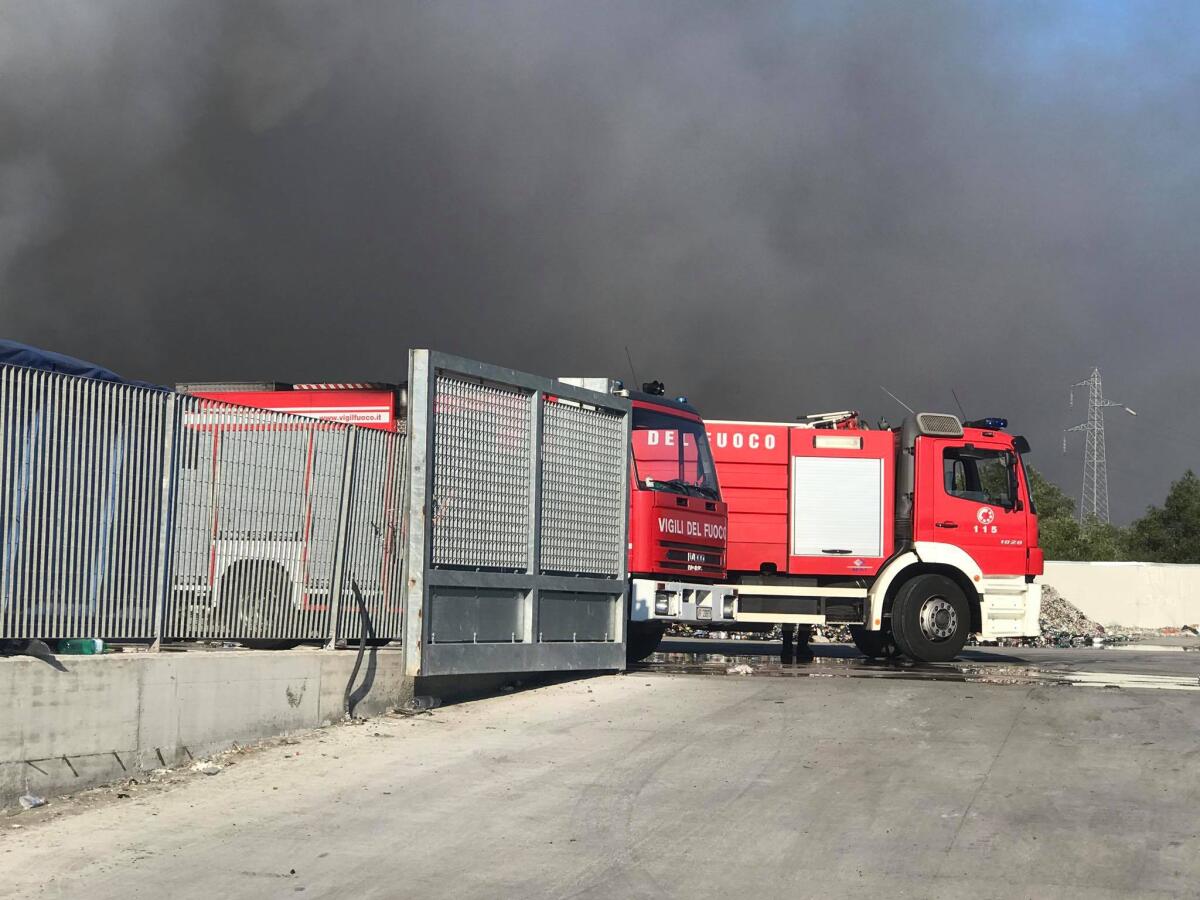 MAXI INCENDIO ALLA LOAS DI APRILIA, TUTTO DISTRUTTO. Il sindaco: "Valutiamo ordinanza per tutelare cittadini e terreni" - 