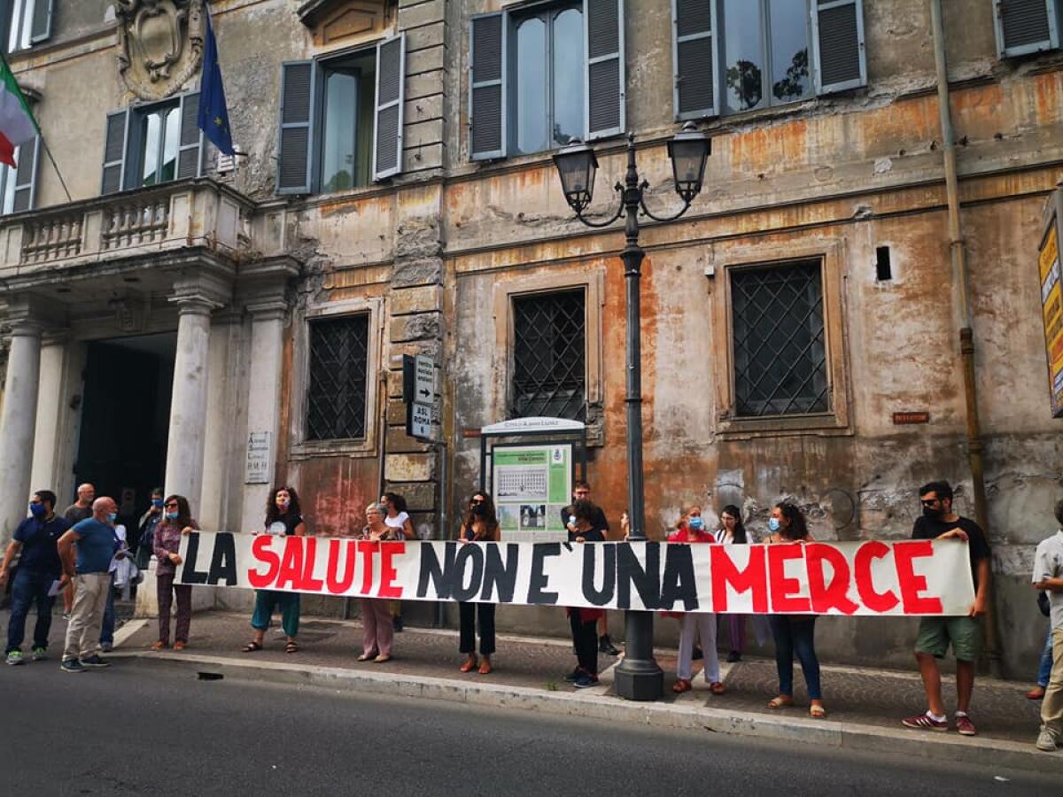 Albano, sit-in di protesta davanti alla Asl Roma 6: "Per una sanità laica, pubblica e gratuita per tutti" - 