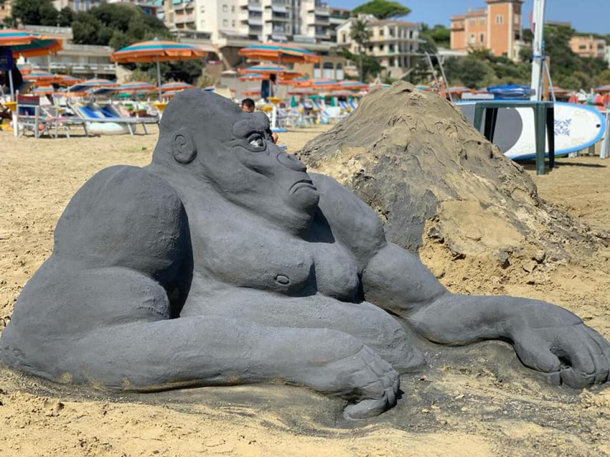 Anzio, sculture di sabbia in spiaggia: ecco il gorilla di Enrico Fini - 