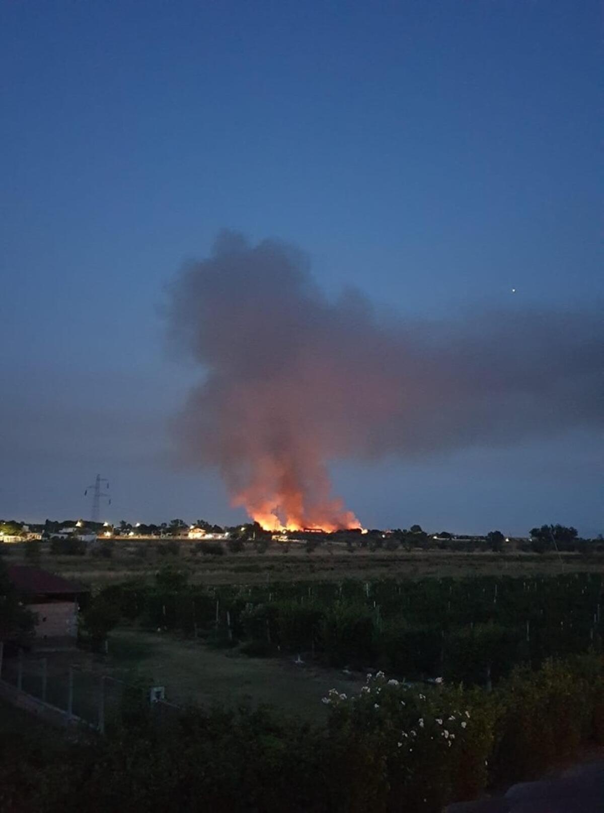 Di nuovo fiamme alte ieri sera alla Loas di Aprilia. La Procura di Latina, intanto, apre un'inchiesta. - 