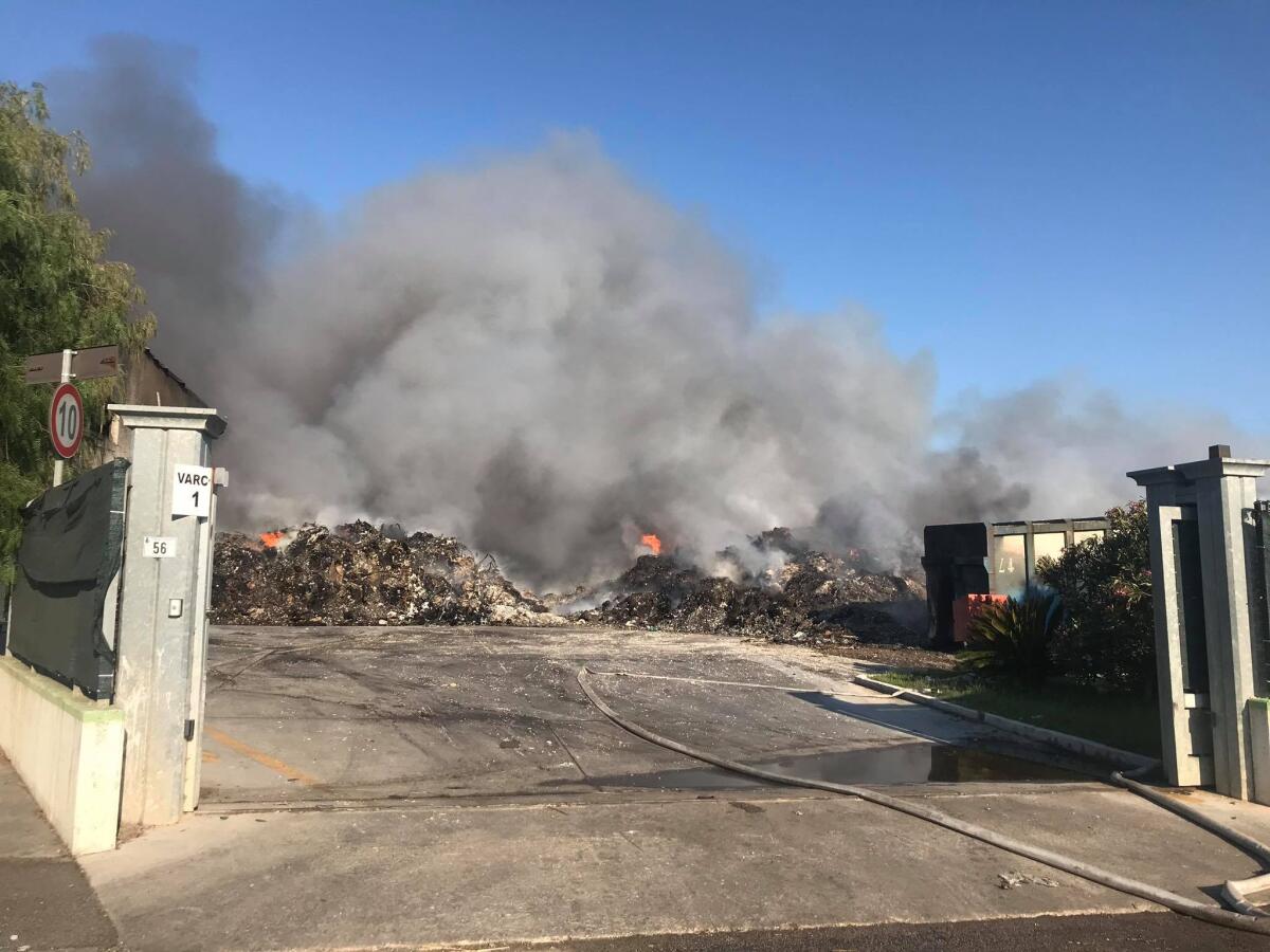Incendio alla Loas di Aprilia, cresce l'attesa per i dati dell'Arpa. Pernarella: "Negli impianti privati i controlli sono scarsi, si attuino verifiche" - 