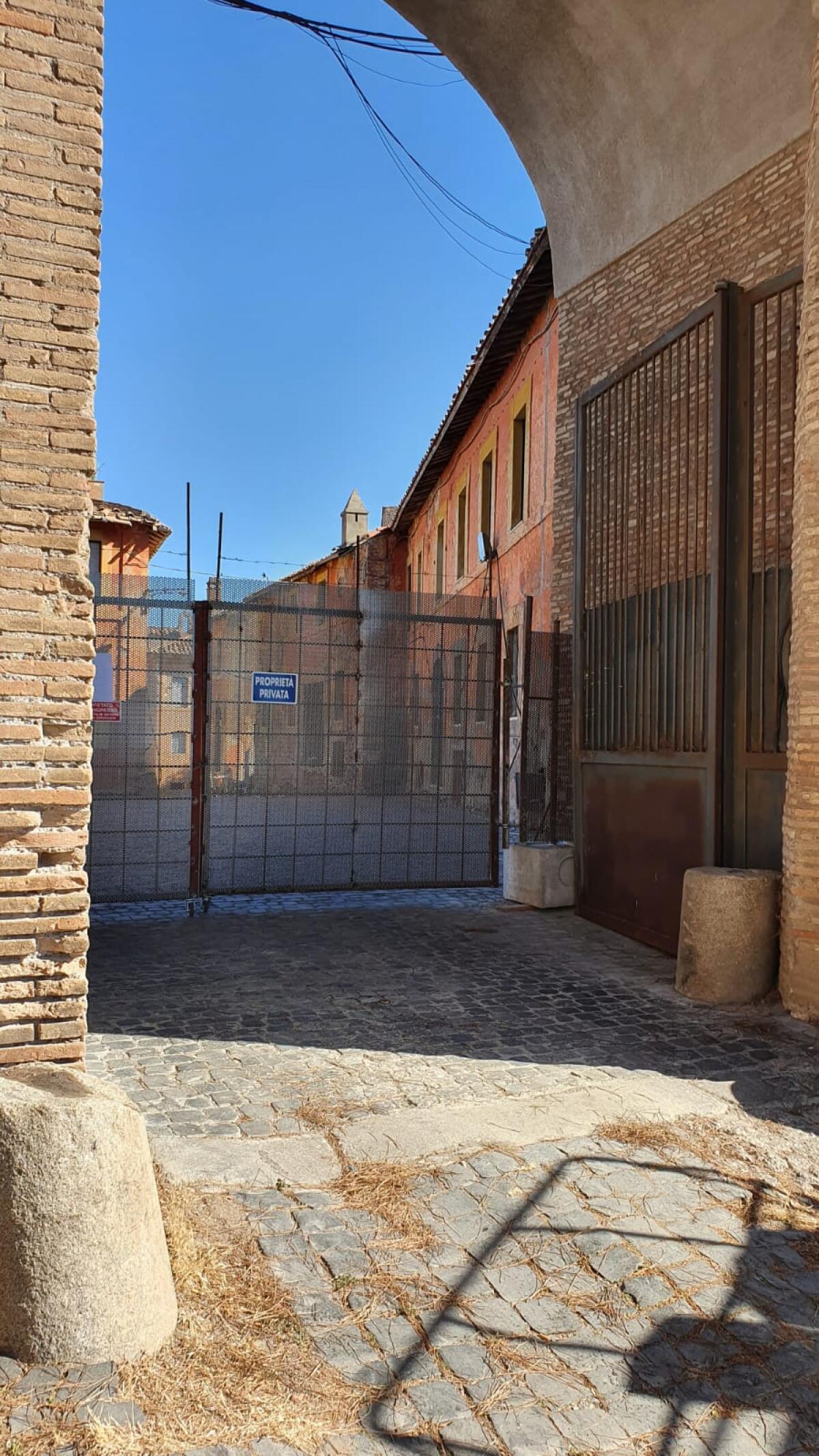 Borgo di Pratica di Mare, rimosso il cancello ma la società nega accesso. Il Sindaco: "Valutiamo ulteriori azioni" FOTO - 