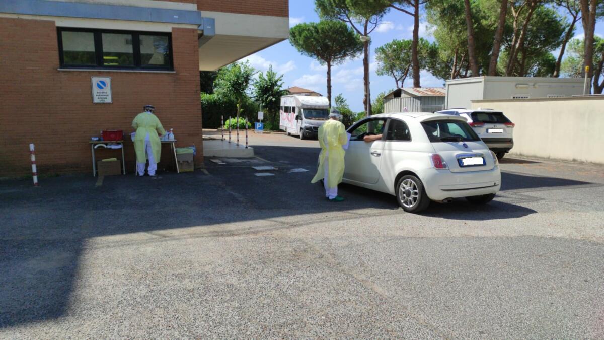 Coronavirus, in una settimana quadruplicati i test nei drive in del Lazio. 20 nuovi casi intercettati agli aeroporti romani. - 