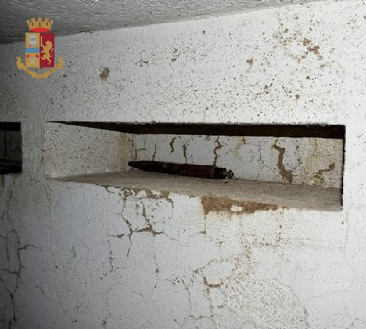 Mina anti-uomo ritrovata in una villa a Terracina, disinnescata dagli artificieri - 