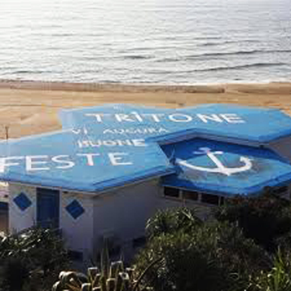 Incendio allo stabilimento "Il Tritone" di Lavinio: fu intimidazione. 5 arresti, coinvolti anche 2 poliziotti - 