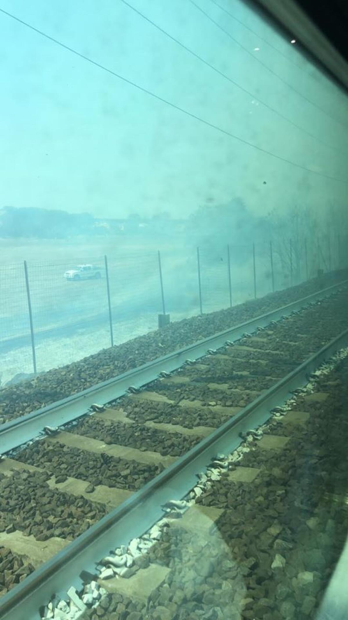 Incendio vicino ai binari, disagi ai treni sulla Roma-Nettuno - 