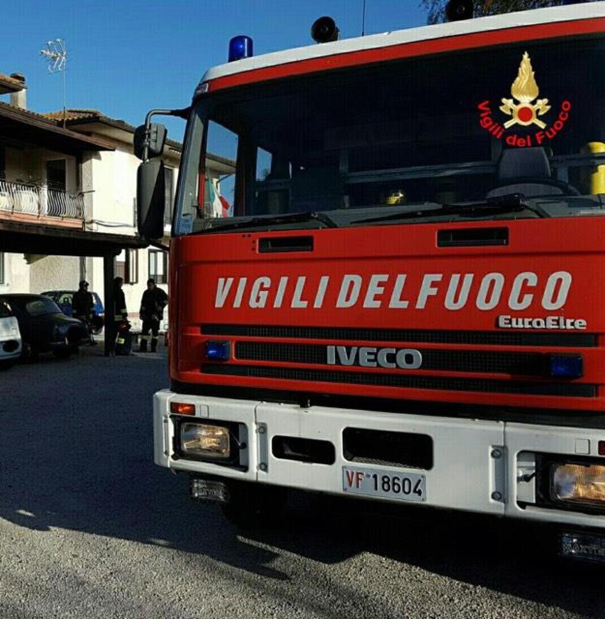 Autocompattatore in fiamme sulla Nettunense, tra Pavona ed Ariccia. - 