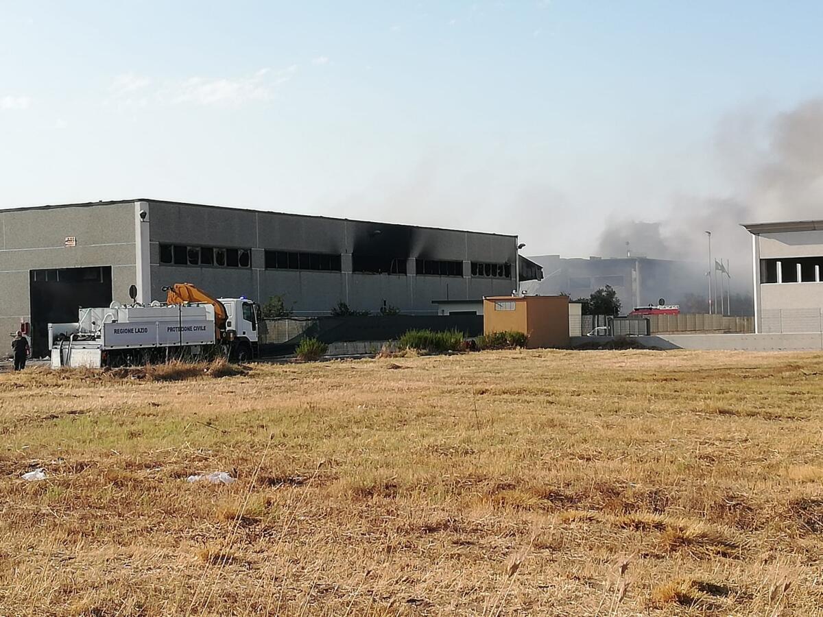 Anzio - L'incendio alla Loas, le opposizioni chiedono più attenzione per la prevenzione dei roghi nei siti pericolosi - 