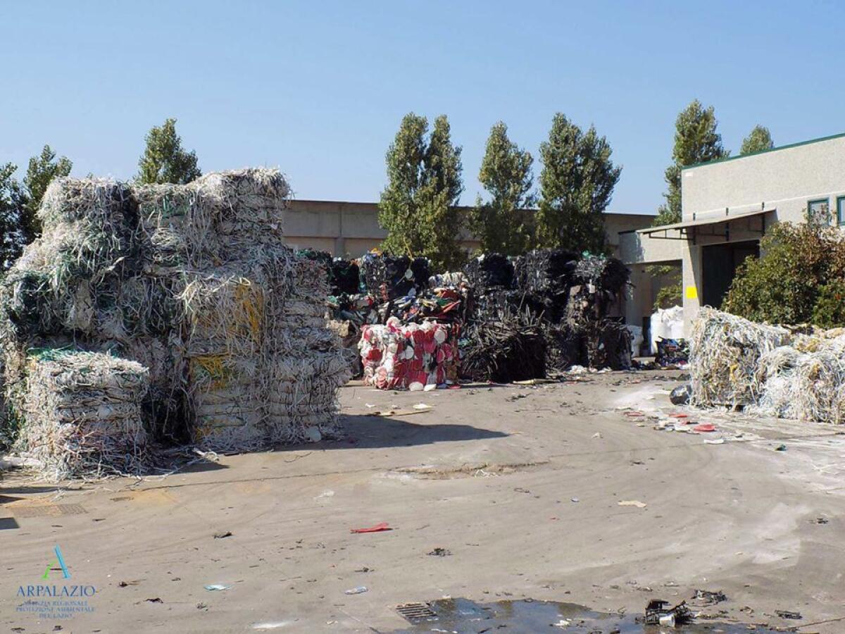 Incendio Loas ad Aprilia, nuovi dati dell'Arpa: "Sotto i limiti il benzoapirene, poco sopra i limiti le diossine" - 