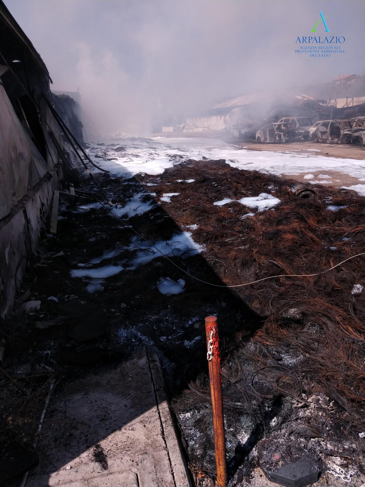 Qualità dell’aria dopo l’incendio al deposito pneumatici di Ardea: l’Arpa preleva il primo campione. - 