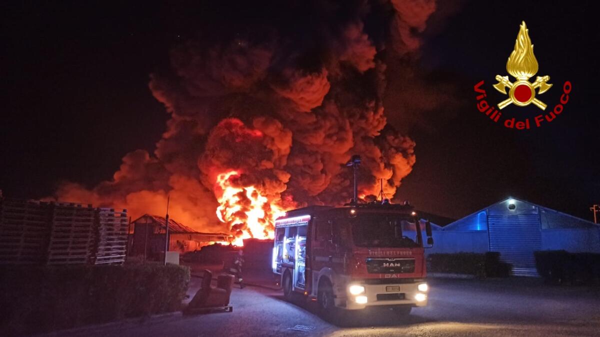 Dopo l’incendio alla Loas di Aprilia, un altro disastro ambientale: ad Ardea nella notte va a fuoco un deposito di pneumatici. FOTO e VIDEO - 