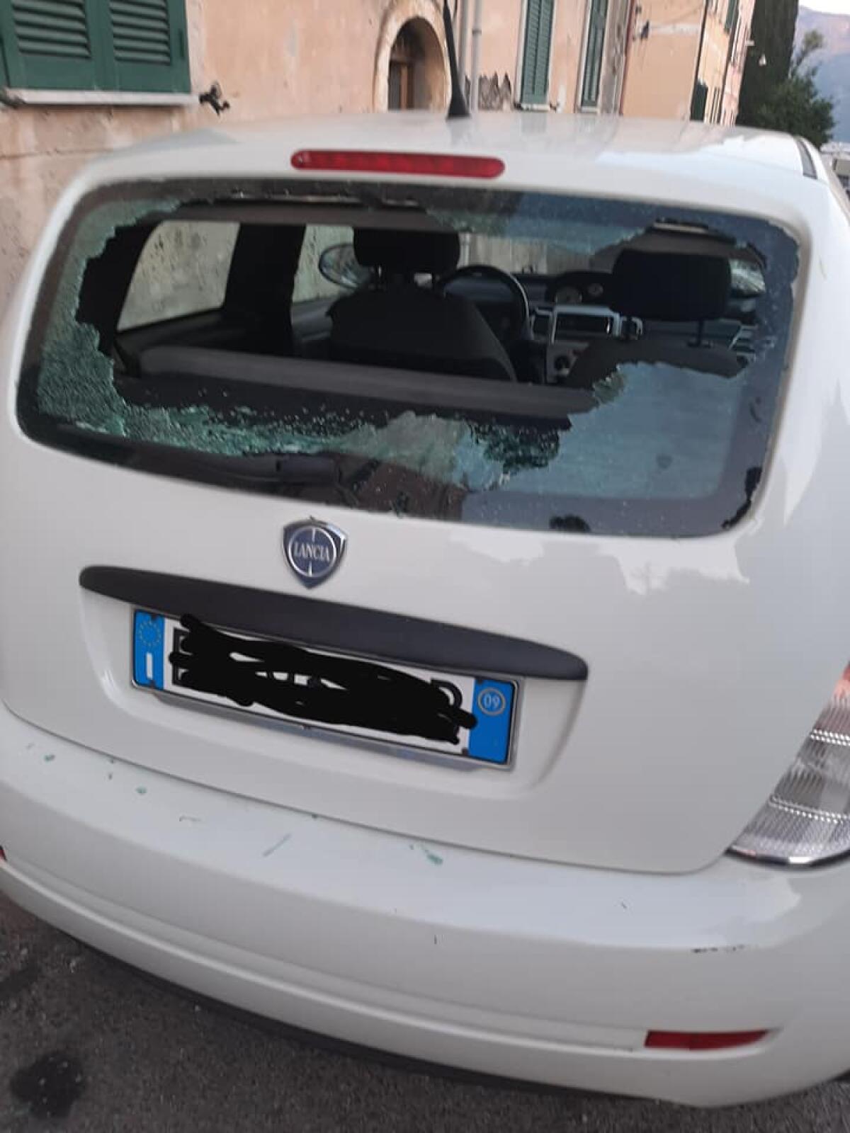 Danneggiata l'auto dell'assessore all'Ambiente del Comune di Terracina FOTO - 