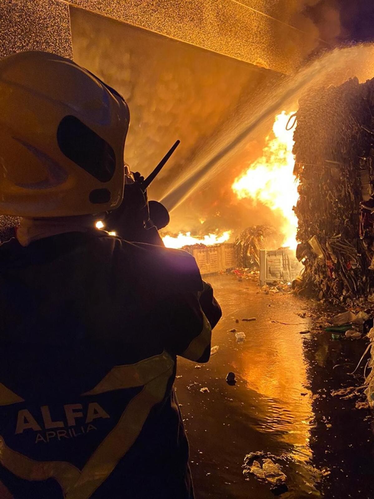 Incendio alla Loas di Aprilia, TUTTI i VIDEO e le FOTO - 