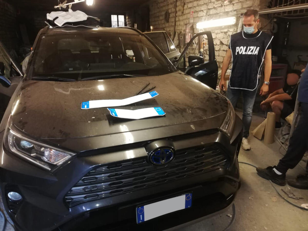 Lanuvio, carrozzeria abusiva: sorpresi a modificare un telaio. Arrestati - 