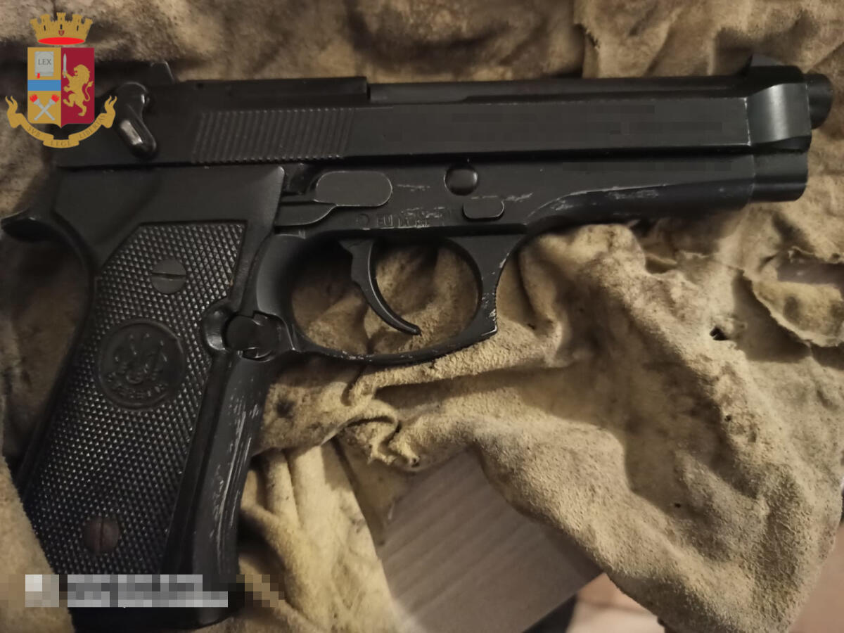 Evade dai domiciliari e va alla casa al mare, a Tor San Lorenzo: 54enne romano arrestato dalla Polizia. Aveva una pistola carica. - 