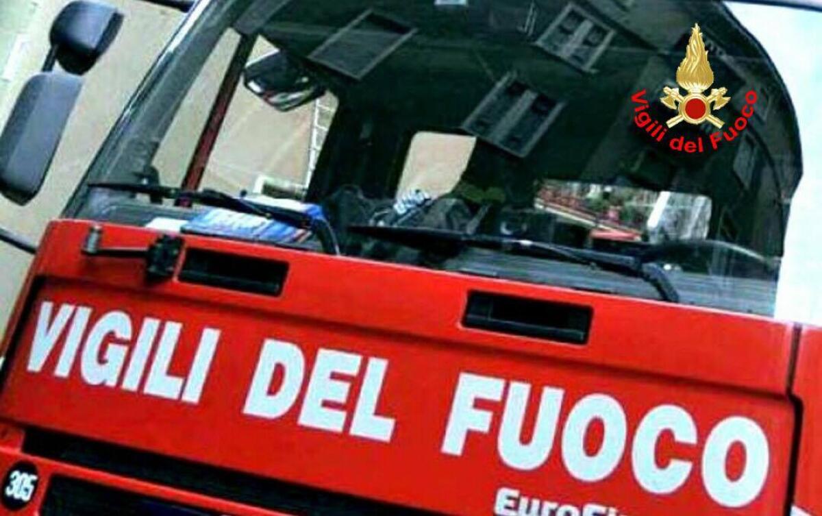 Incendio a Cisterna, le fiamme lambiscono una casa - 
