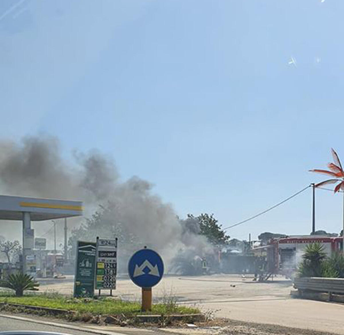 Pontina, incendio minaccia benzinaio. Disagi al traffico - 