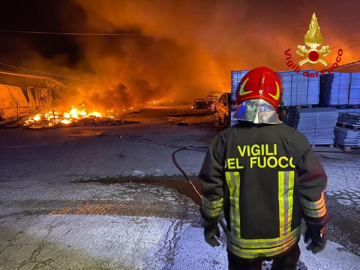Incendi nei depositi di rifiuti, dopo Aprilia ed Ardea anche Frosinone. Arpa: "Al lavoro per le analisi, risultati potrebbero avere ritardi" - 