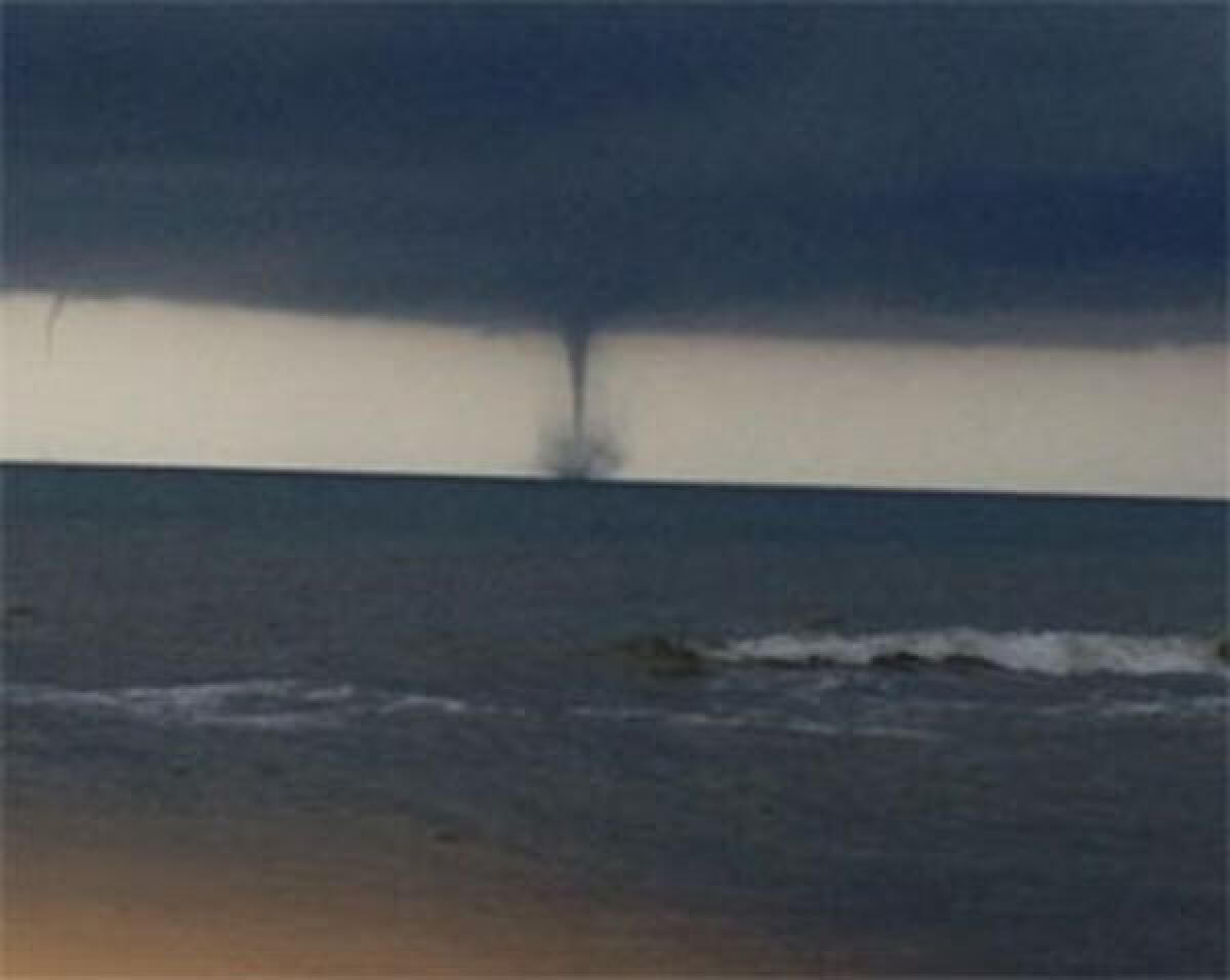 Tromba d'aria a San Felice Circeo, volano gli ombrelloni: due feriti - 