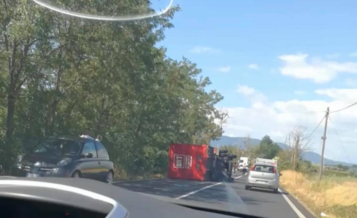 Incidente sulla Nettuno-Velletri, camion Bartolini si ribalta VIDEO - 