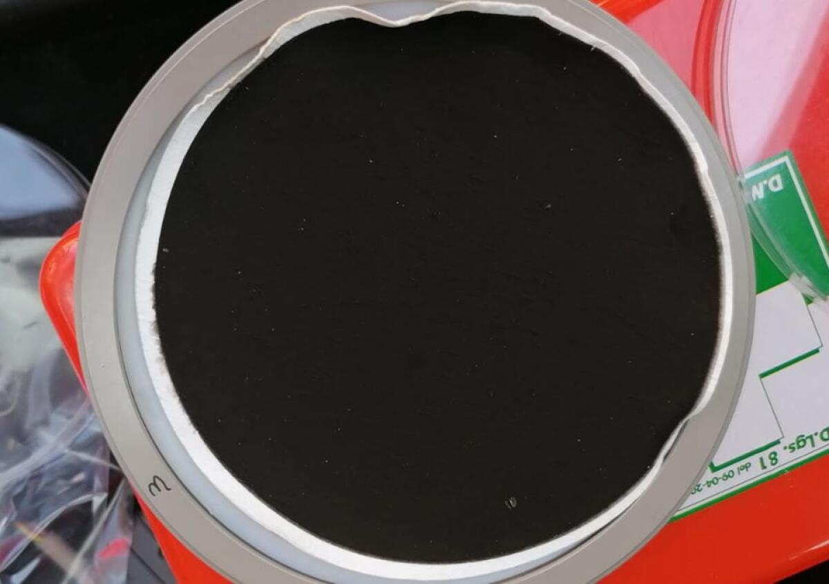 Incendio di domenica alla LOAS di Aprilia: ecco il primo filtro prelevato dall’Arpa dal campionatore. - 