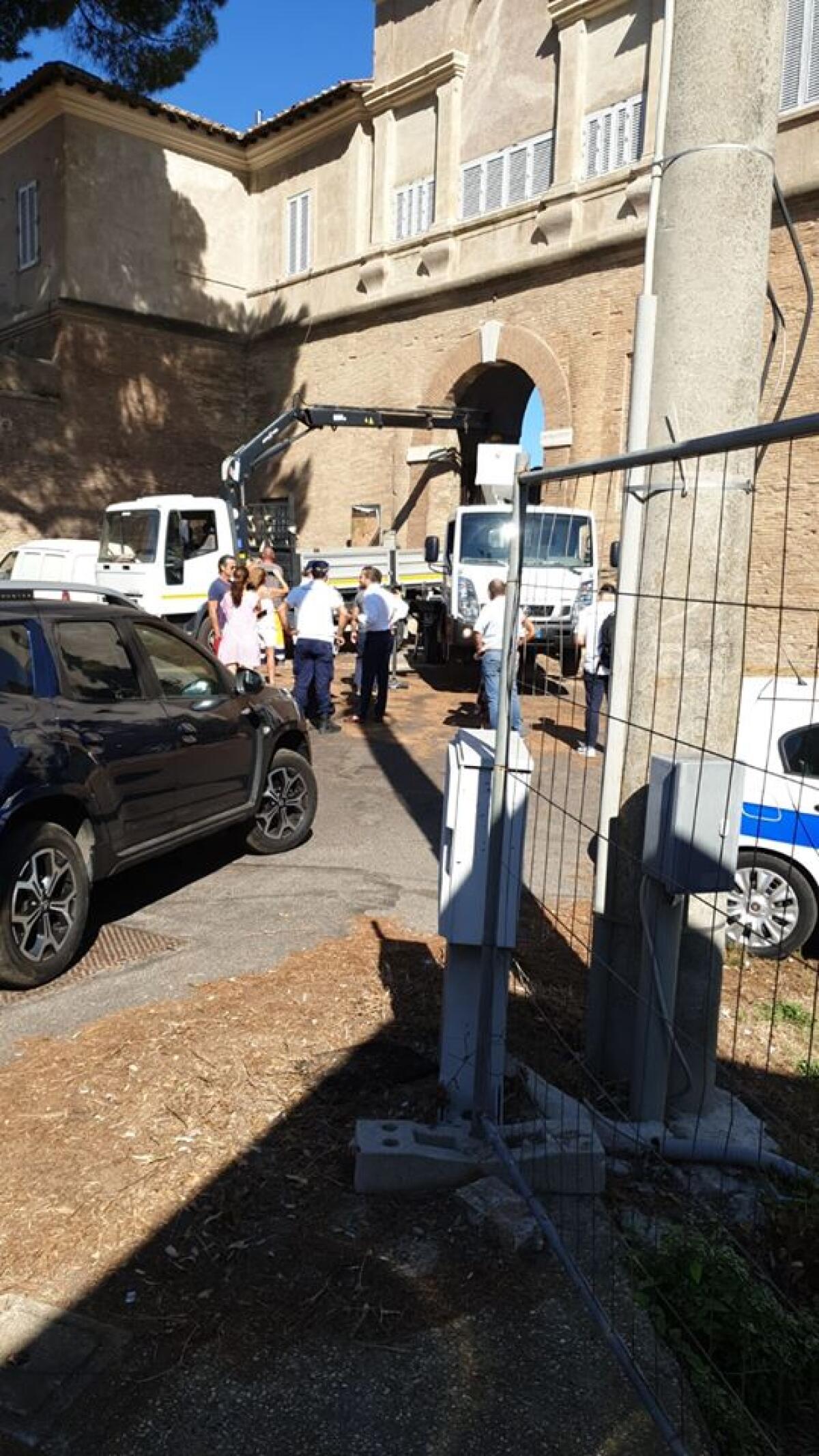 Pomezia, rimosso il cancello al Borgo di Pratica di Mare. Ne spunta un secondo, ed ora? - 