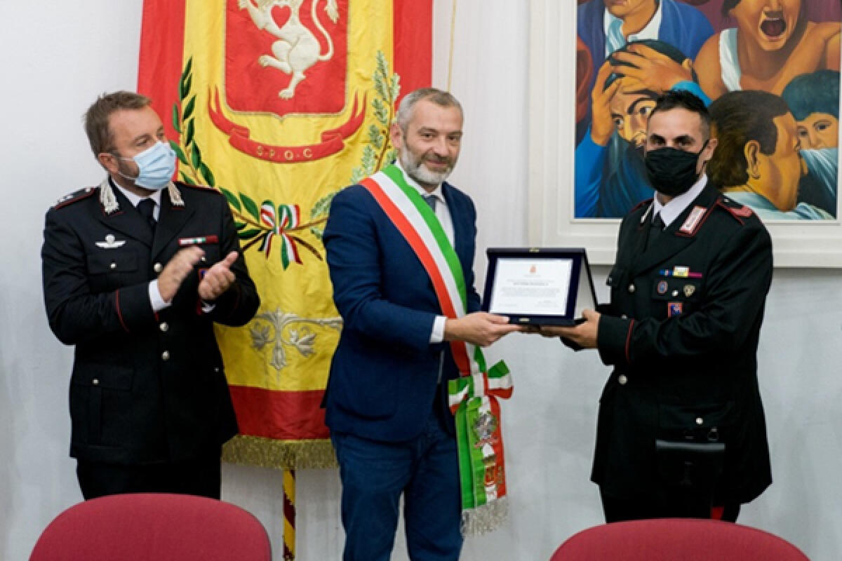 Il Sindaco di Cori consegna un attestato di riconoscimento ad un atleta dell’Arma dei Carabinieri. - 