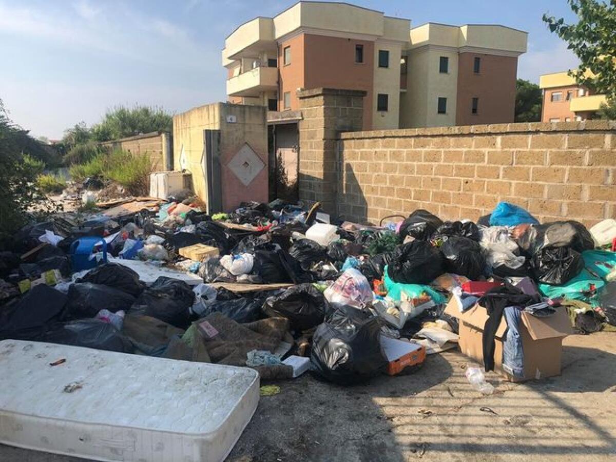 Quintali di rifiuti in strada nel quartiere Sandalo di Ponente a Nettuno e poca sicurezza: “aria irrespirabile, le istituzioni intervengano”. - 