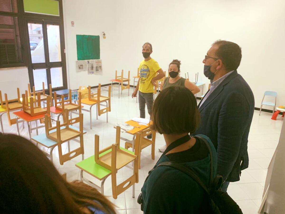 Sopralluogo del Sindaco di Aprilia, Terra, nei diversi plessi scolastici: “lavori terminati, acquistati 3.640 banchi monoposto”. - 