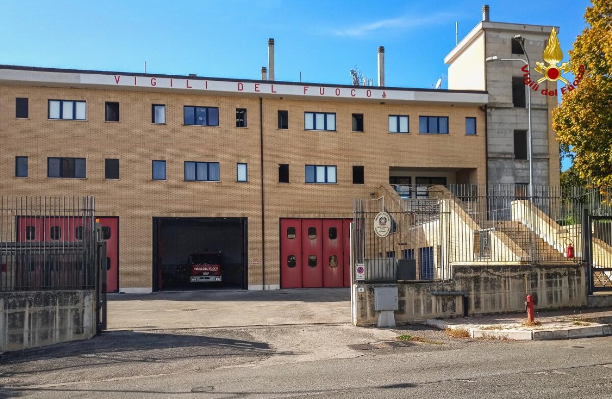 Capannone in fiamme in un’azienda agricola di Velletri: vigili del fuoco e volontari in azione. - 