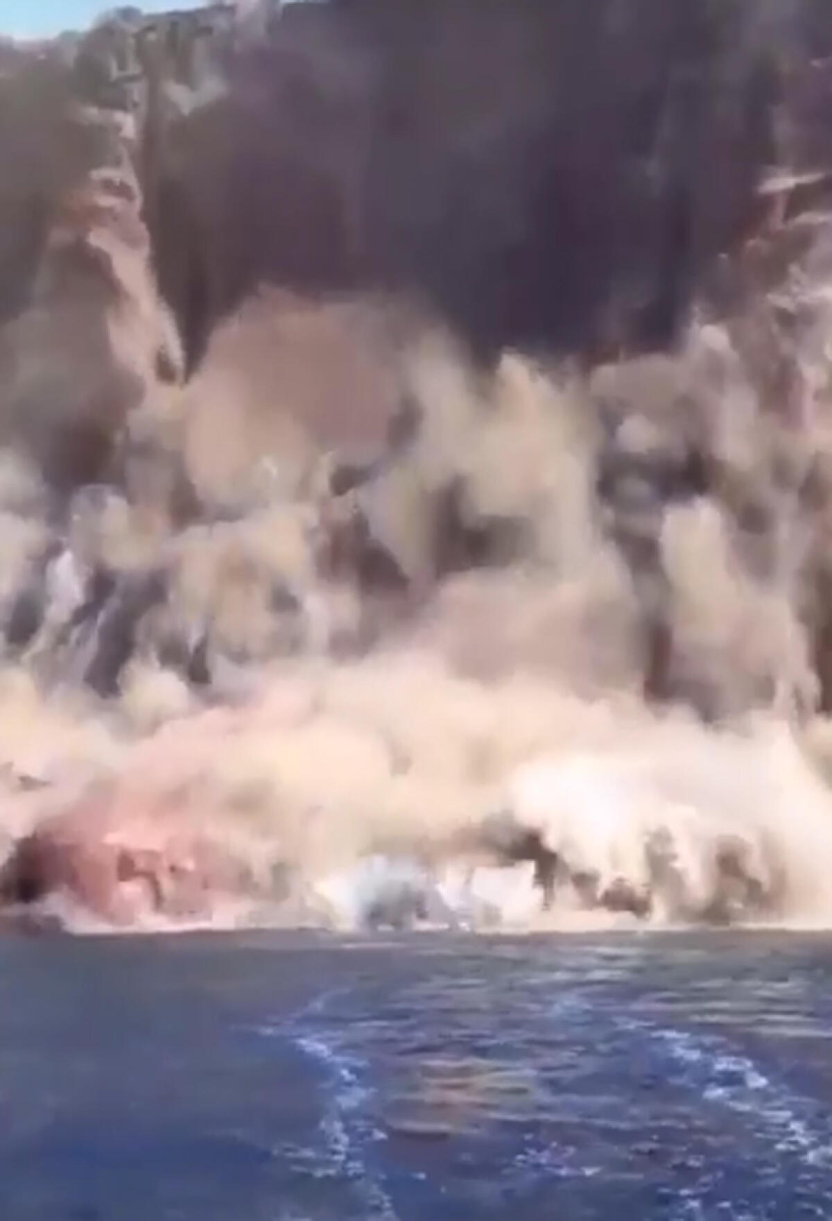 Grossa frana a Ventotene, a Moggio di Terra la spiaggia non c'è più - 