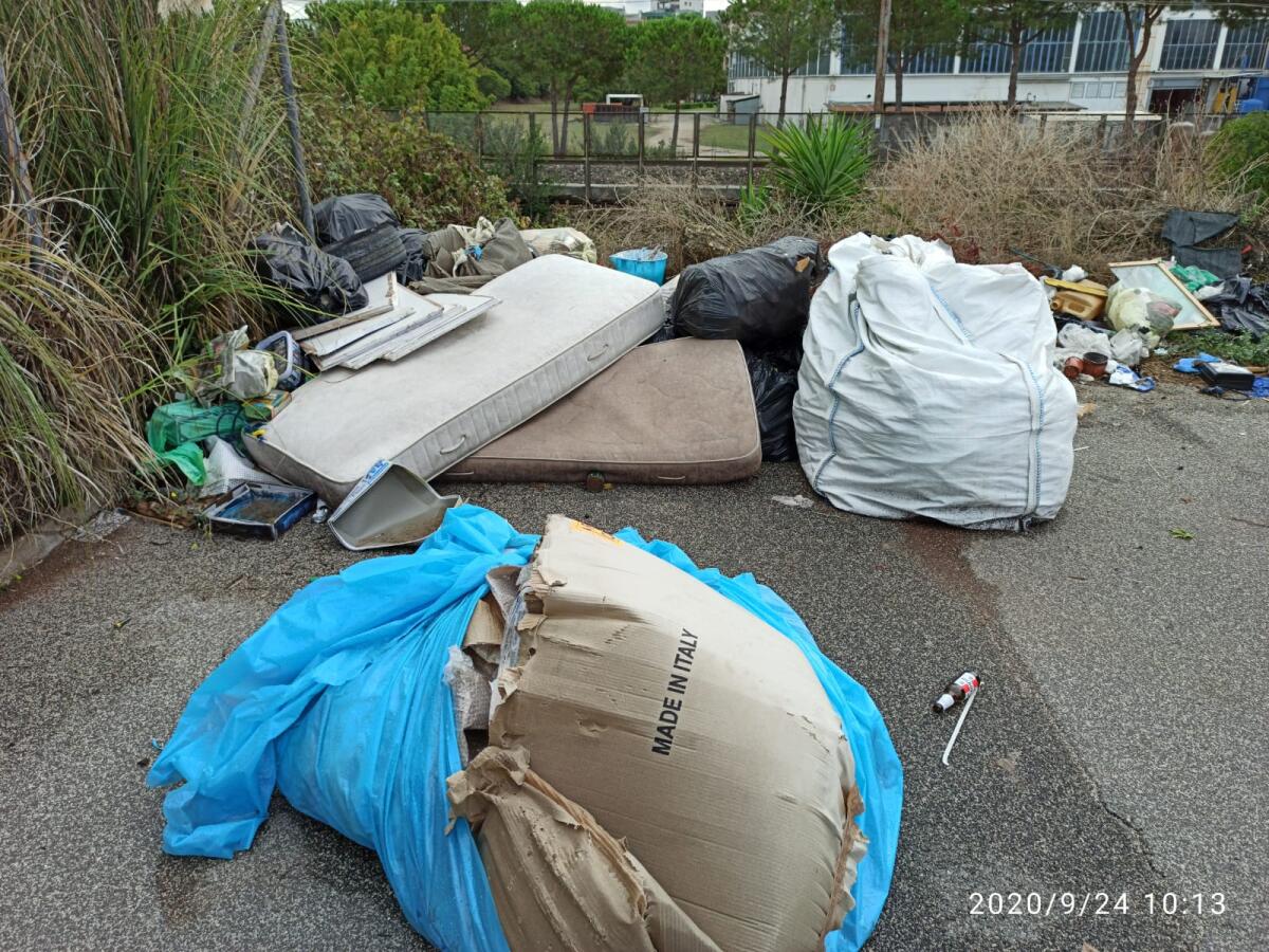 Via dei Colonizzatori, ad Aprilia, di nuovo una discarica a cielo aperto. La denuncia dei Grillini Apriliani. Le FOTO - 