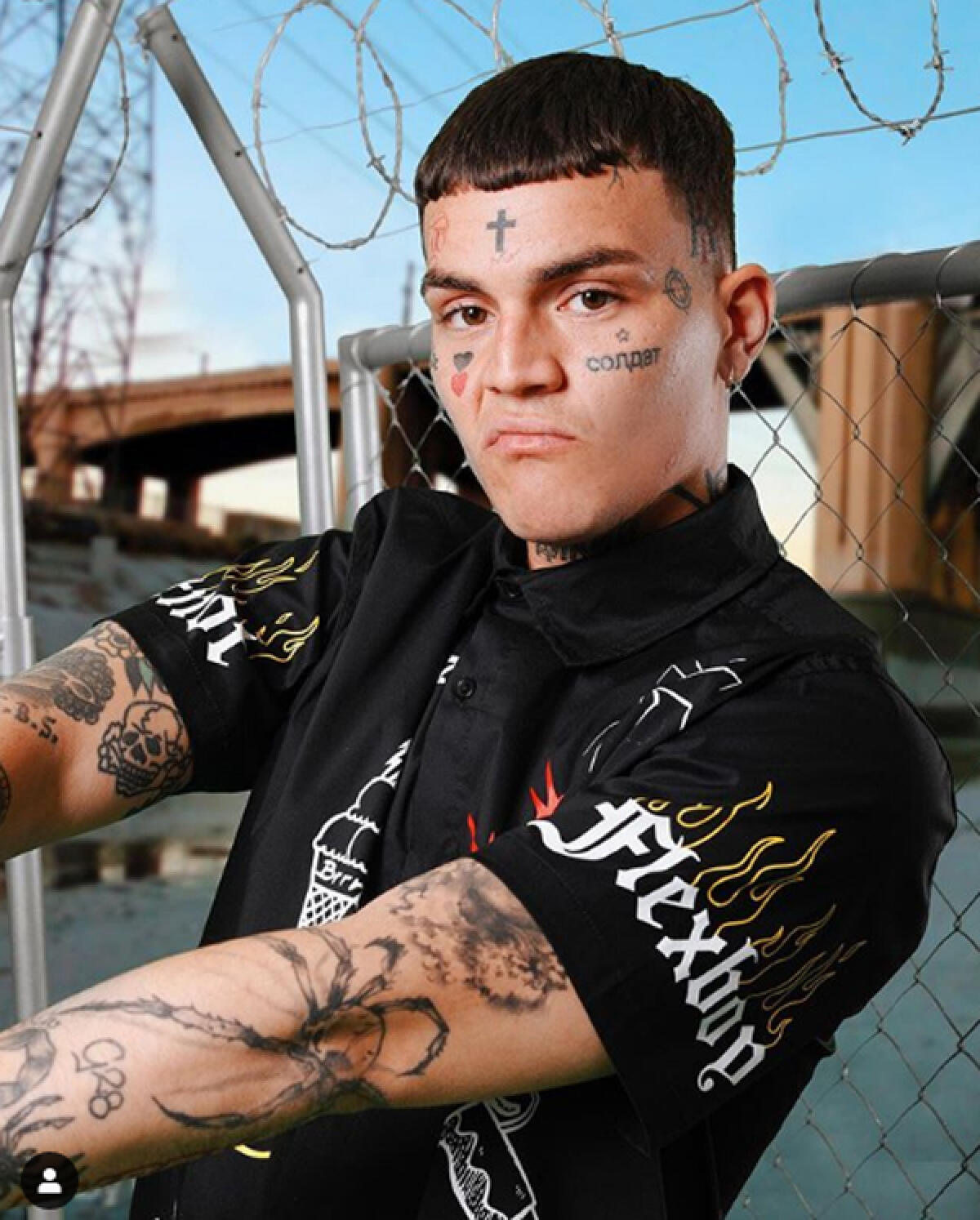 Ruba un furgone di Bartolini, a Latina, e poi pubblica il video su YouTube: denunciato il trapper romano Gallagher. - 