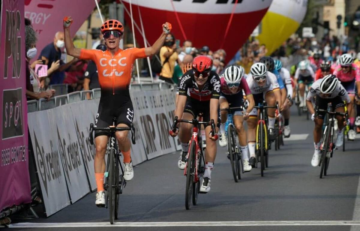 Terracina, il Giro Rosa parla di nuovo olandese: nella quinta tappa si impone Marianne Vos - 