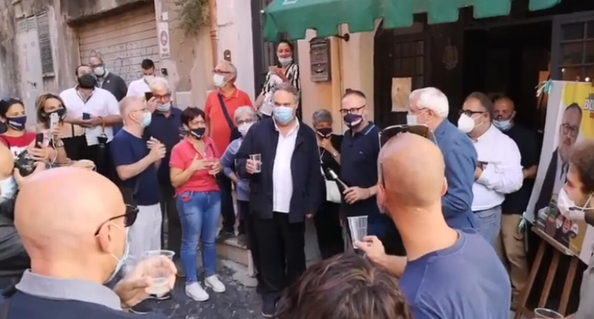 Albano, Massimiliano Borelli è il nuovo sindaco. Il brindisi della vittoria in strada VIDEO - 