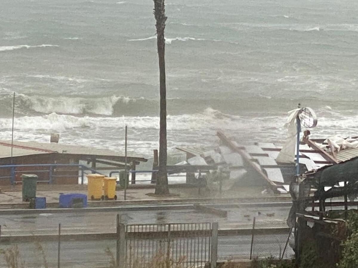 Tromba d'aria a Terracina, viene giù il tetto del tempio Sikh - 