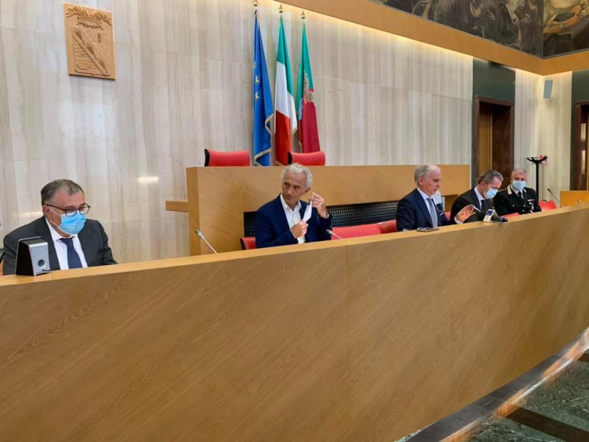 Vertice in Prefettura a Latina per le nuove misure anticovid: mascherine all'aperto. Il drive-in del Goretti si sposta al Sani. - 