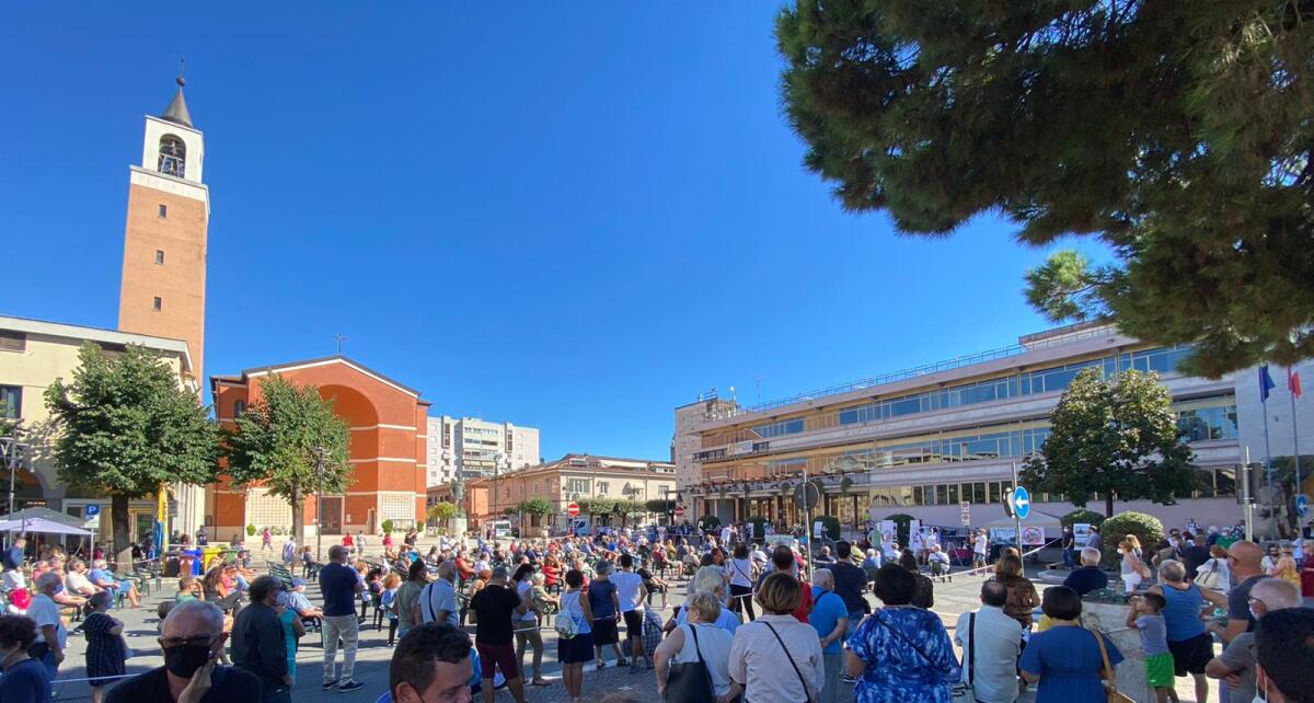 Aprilia scende in piazza  per chiedere a gran voce maggiore tutela per l'ambiente e per la salute pubblica. Le FOTO - 