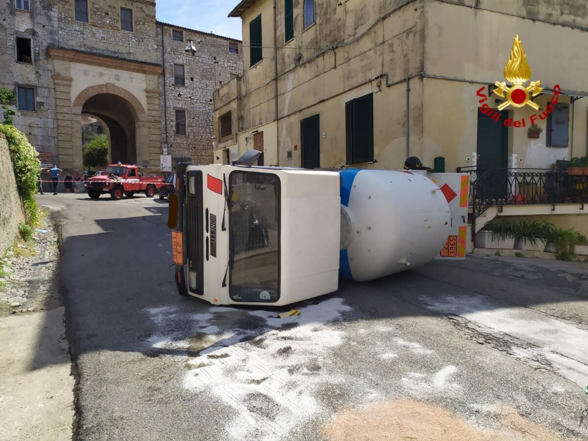 Autocisterna con 2.500 litri di Gpl si ribalta nel centro storico di Terracina: operazioni di travaso in corso. - 
