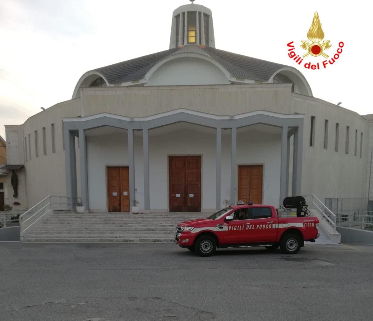 Cadono gli intonaci dalla chiesa dell’Immacolata, a Latina: i Vigili del Fuoco ordinano l’interdizione totale della struttura. - 