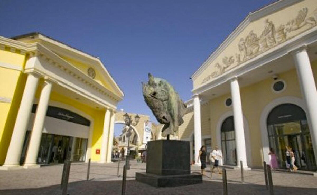 Rubano scarpe all’outlet di Castel Romano, picchiano le commesse e tentato la fuga: 4 giovani rapinatrici in manette. - 