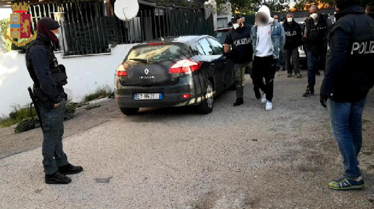 Blitz della Polizia al quartiere Anzio Due, nelle palazzine di Corso Italia. Ecco i risultati dell'operazione. Le FOTO - 