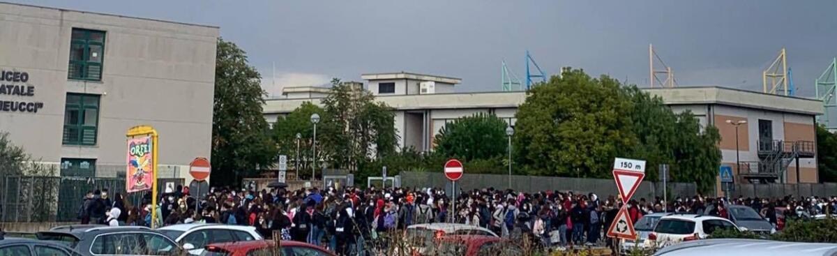 Studenti in massa all'ingresso del Meucci di Aprila, una mamma preoccupata: "Dove sono i controlli?" FOTO - 