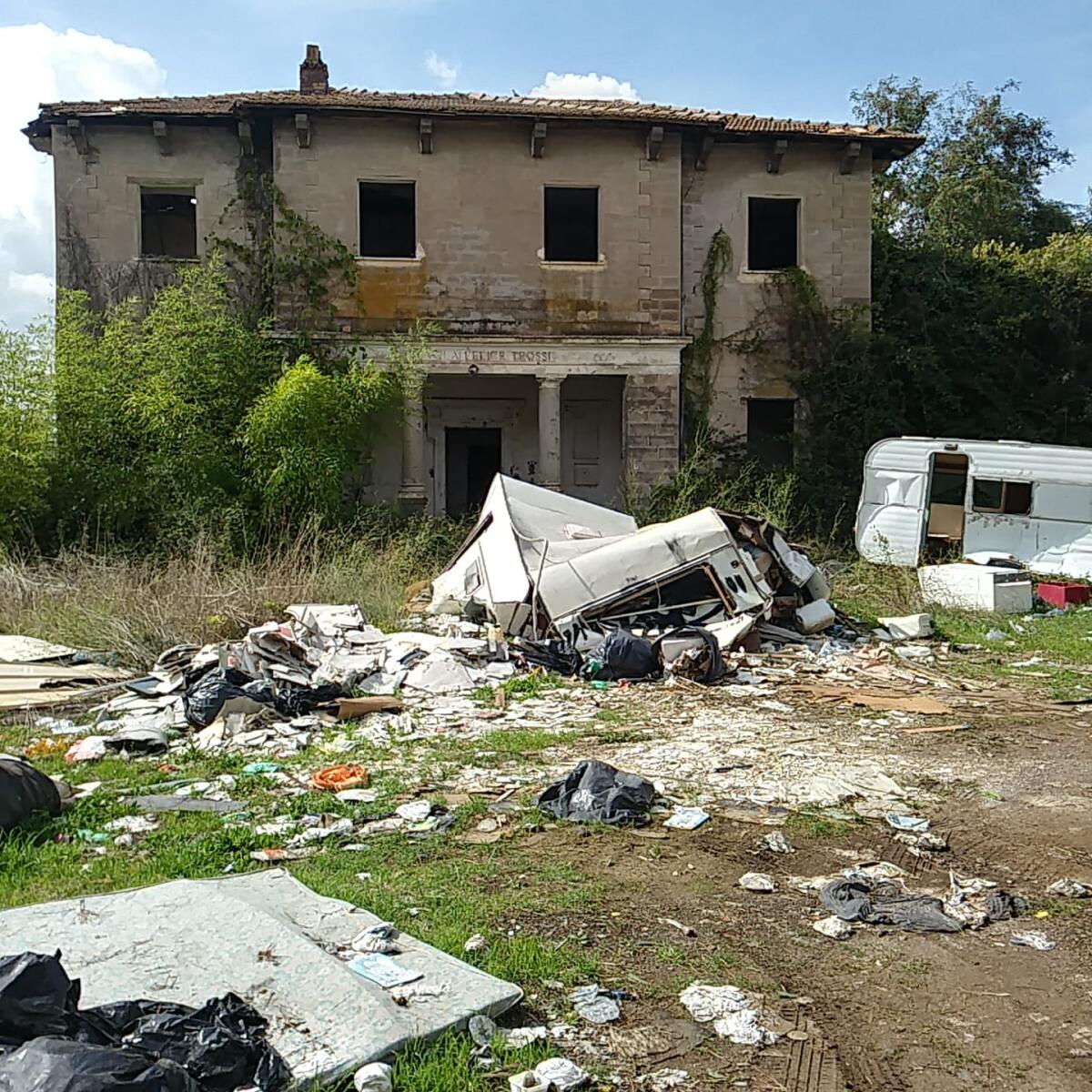 La scuola “Trossi” in via Selciatella, ad Aprilia, giace seppellita tra i rifiuti. La denuncia dei Grillini e dei Cittadini Pentastellati. - 