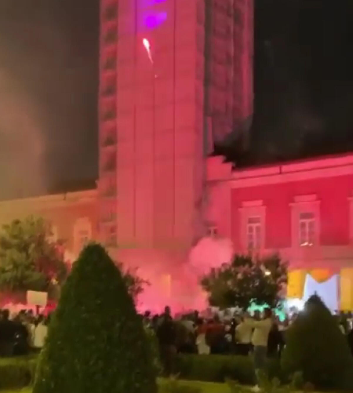 Protesta dei ristoratori e titolari di palestre a Latina, esplosi fumogeni - 