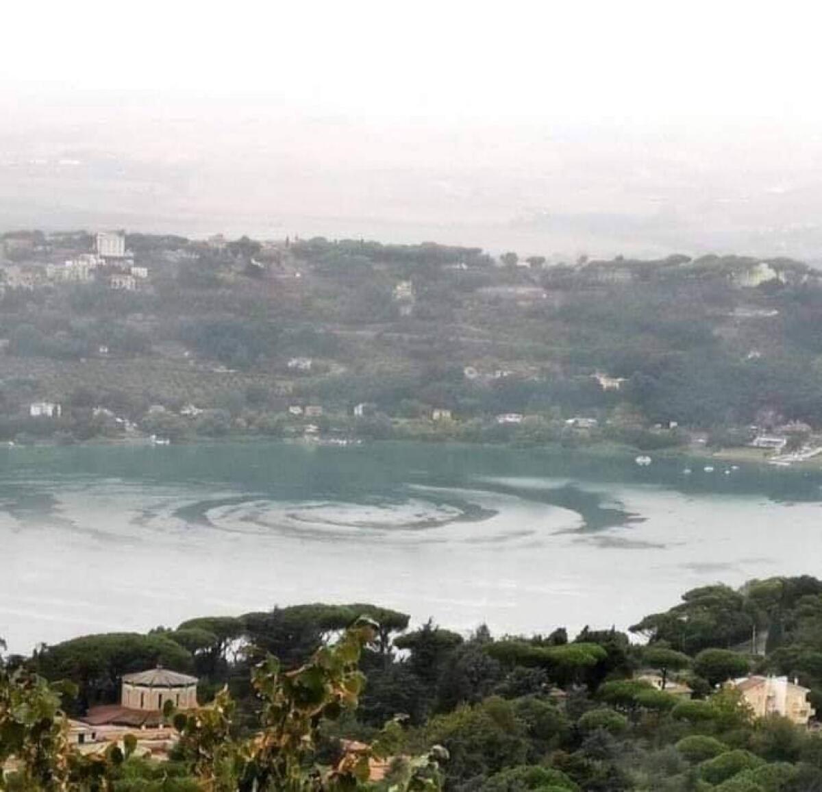 Castel Gandolfo - Il lago si muove, è un FAKE la foto che gira sulla rete. Il sindaco: "Nessun evento catastrofico, solo un imbecille" - 
